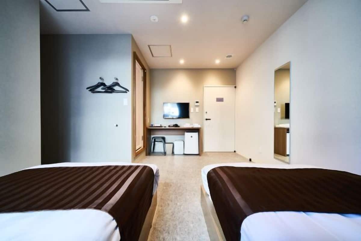 Tabla de planchar con plancha, wifi gratis y ropa de cama