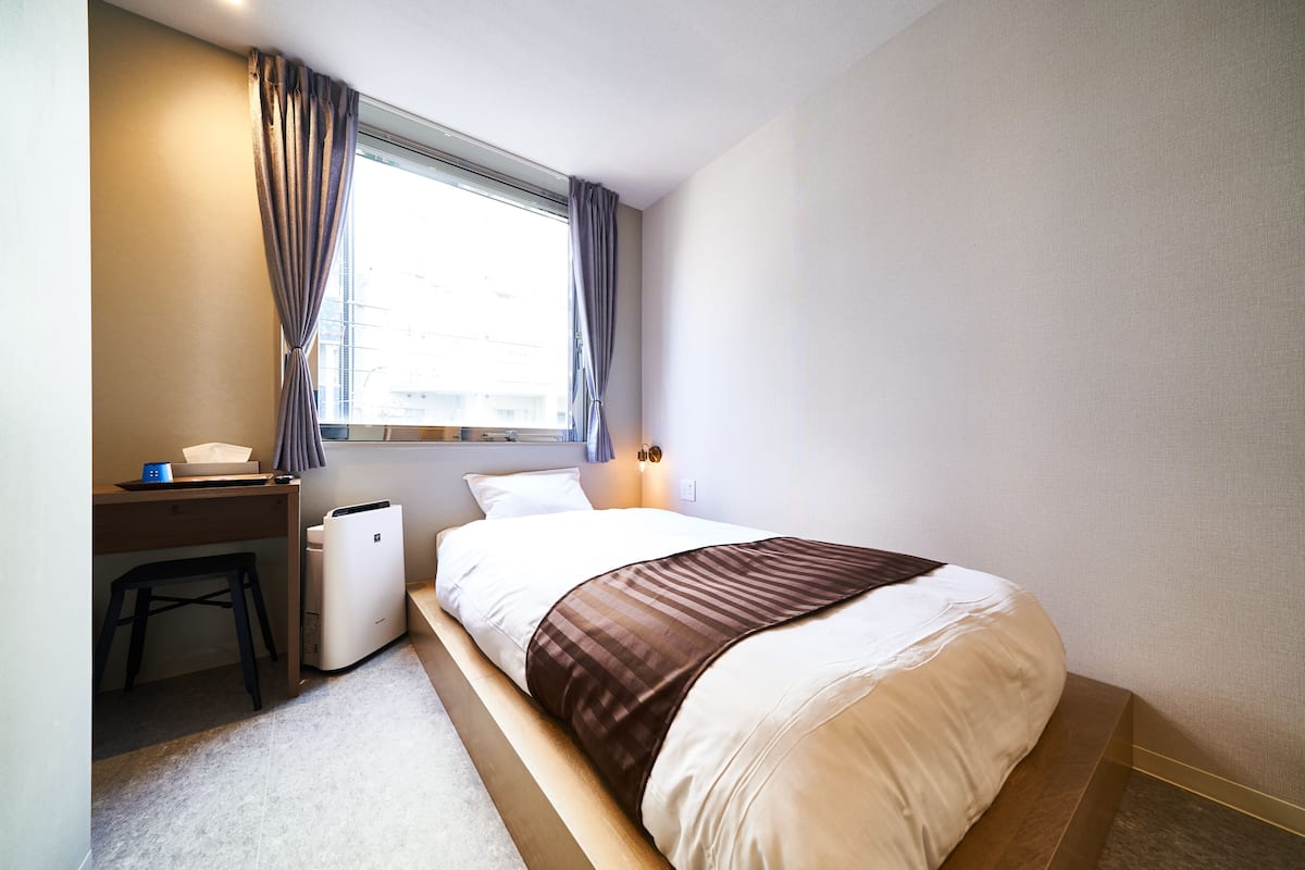 Habitación individual, baño privado | Tabla de planchar con plancha, wifi gratis y ropa de cama
