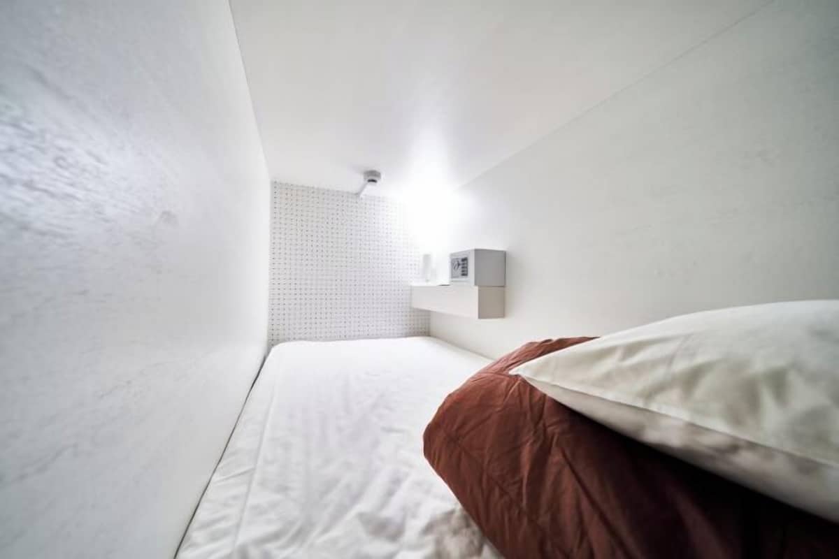 Tabla de planchar con plancha, wifi gratis y ropa de cama