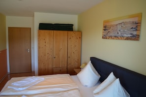 Lägenhet - 2 sovrum (Reinigungsgebühr /Cleaning Fee EUR 60) | Mörkläggningsgardiner, ljudisolering, gratis wi-fi och sängkläder