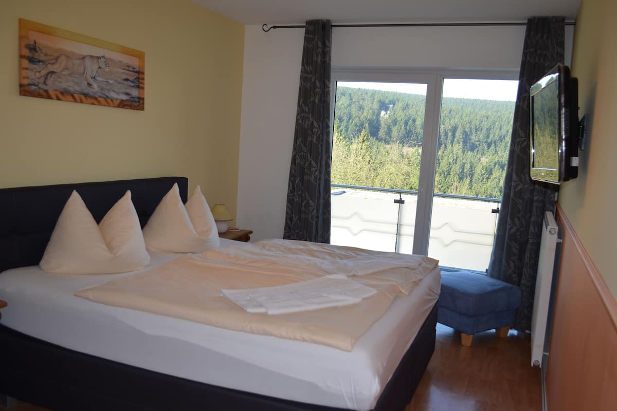Apartment, 2 Bedrooms (Reinigungsgebühr /Cleaning Fee EUR 60) | Blackout drapes, soundproofing, WiFi (free), bed sheets