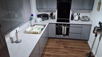 Casa de campo (Glen Feshie) | Cozinha privada | Chaleira elétrica, talheres/pratos/utensílios de cozinha