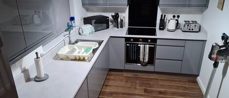 Cottage (Glen Feshie) | Private kitchen | Electric kettle, cookware/dishes/utensils