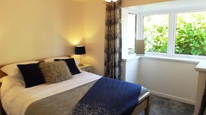 2 عدّة غرف نوم وواي فاي وملاءات أسرّة