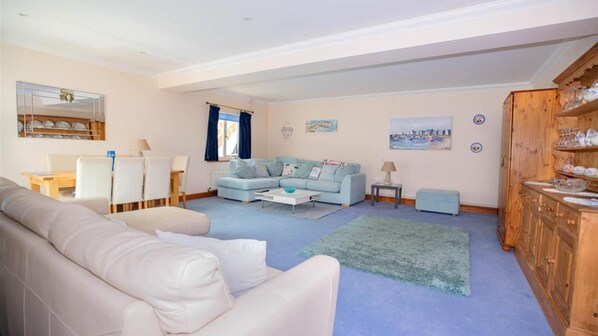 1 bedroom, bed sheets - Charlecote House Annexe (Saundersfoot)
