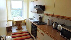 Fridge, microwave, oven, cookware/dishes/utensils - Newton Croft 5 (Tenby)