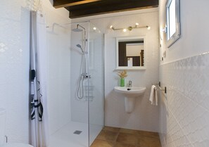 Panoramic Twin Room, Private Bathroom (The Yellow Room) | Bathroom | Hair dryer, towels, soap, shampoo - Villa El Jable Lanzarote (Teguise)