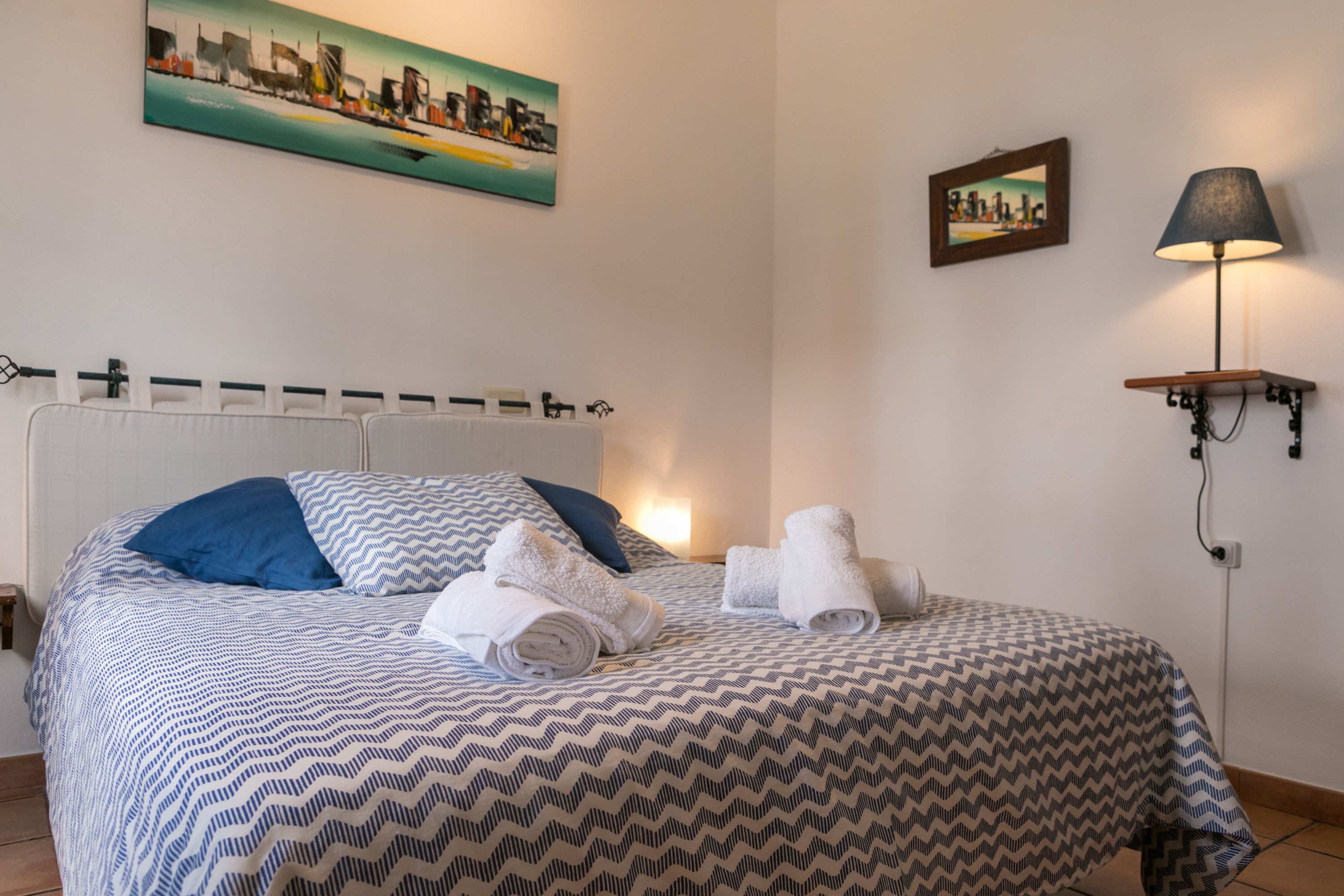 Kamar Double Basic, kamar mandi umum (The blue room) | Brankas, Wi-Fi gratis, dan seprai linen