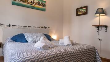 Kamar Double Basic, kamar mandi umum (The blue room) | Brankas, Wi-Fi gratis, dan seprai linen