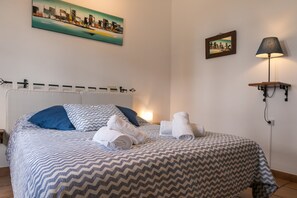 Basic dubbelrum - delat badrum (The blue room) | Värdeförvaringsskåp på rummet, gratis wi-fi och sängkläder