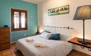 Basic-Doppelzimmer, Gemeinschaftsbad (The blue room) | Zimmersafe, kostenloses WLAN, Bettwäsche