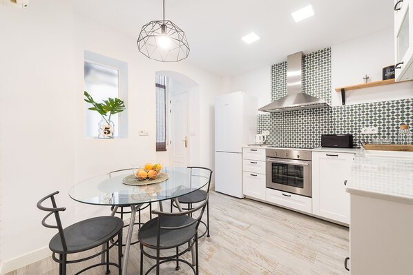 Een koelkast, een magnetron, een oven, een vaatwasser