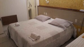 Economy Room | Individually decorated, individually furnished, desk, blackout drapes - Hotel Daifa (Florianópolis)