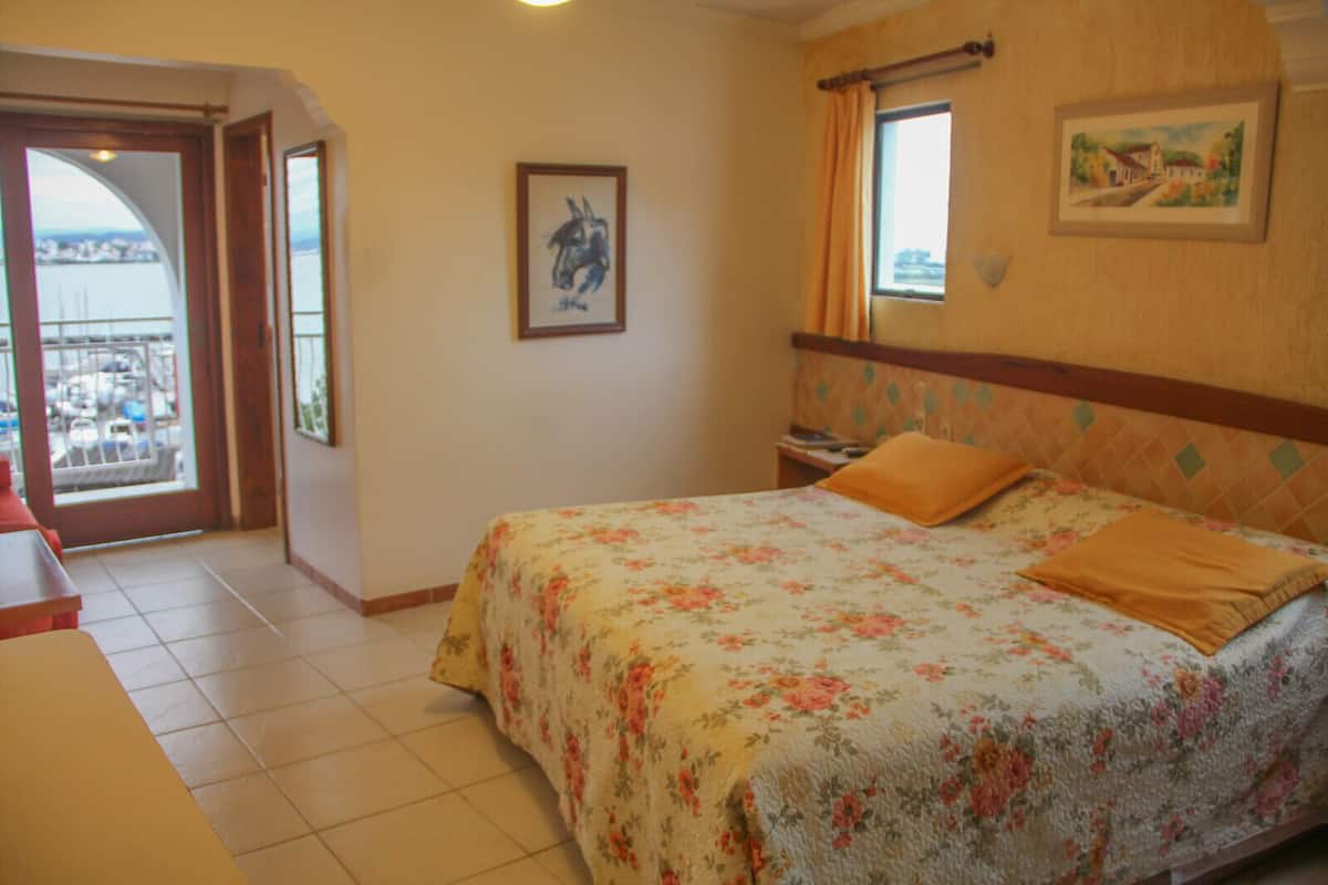 Habitación superior | Escritorio, cortinas opacas, tabla de planchar con plancha y wifi gratis