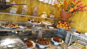 Petit déjeuner complet compris tous les jours
