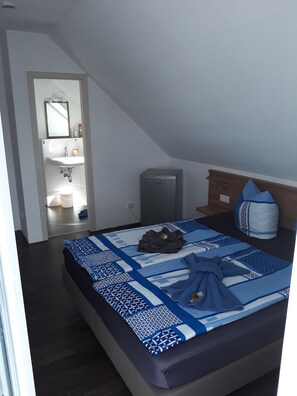 Habitación Confort doble, balcón | Escritorio, espacio para trabajar con un portátil, cortinas opacas