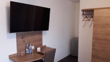 Comfort-Zweibettzimmer | Wohnbereich | Fernseher