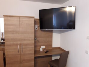 Superior Triple Room | Television - Pension Assmann (Reichertshofen)