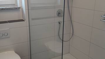 Superior-Dreibettzimmer | Badezimmer | Dusche, Handtücher
