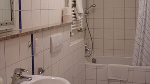A bathroom with a sink, toilet, and shower. - Fränkischer Gasthof Lutz (Giebelstadt)