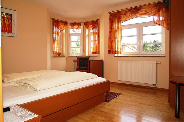 Chambre double (Main building or Annex) | Lit de bébé (gratuit), accès au Wi-Fi (inclus), literie fournie