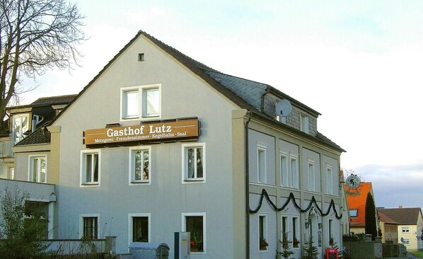 A building with a sign that reads "Gasthof Lutz" indicating it is a hotel. - Fränkischer Gasthof Lutz (Giebelstadt)