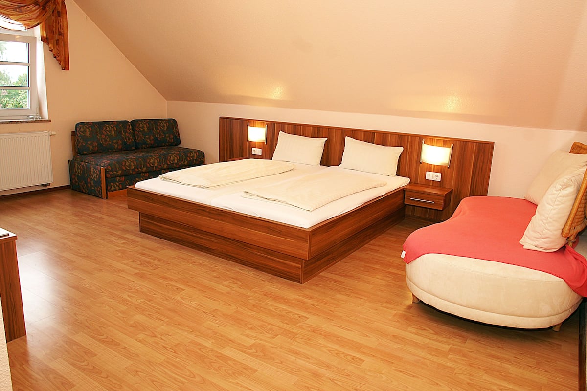 Camera quadrupla (2 adults/2 kids, Main building/Annex) | Culle/letti per bambini (gratuiti), Wi-Fi gratuito, lenzuola