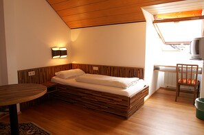 Single Room (Main building or Annex) | Free cribs/infant beds, free WiFi, bed sheets