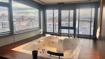 Suite estudio Deluxe, para fumadores | 1 habitación, ropa de cama de alta calidad y escritorio