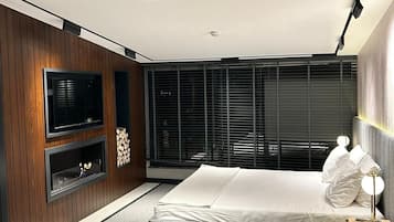 Deluxe Studio Suite, Smoking | 1 bedroom, premium bedding, desk, laptop workspace