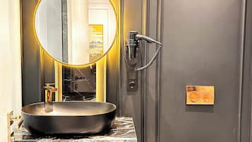 Combined shower/tub, jetted tub, hair dryer, slippers