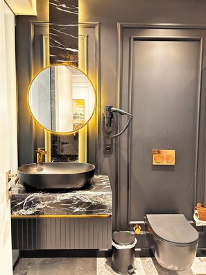 وحدات دش مع أحواض استحمام، حوض است حمام بنظام ضخ المياه، مجففات شعر