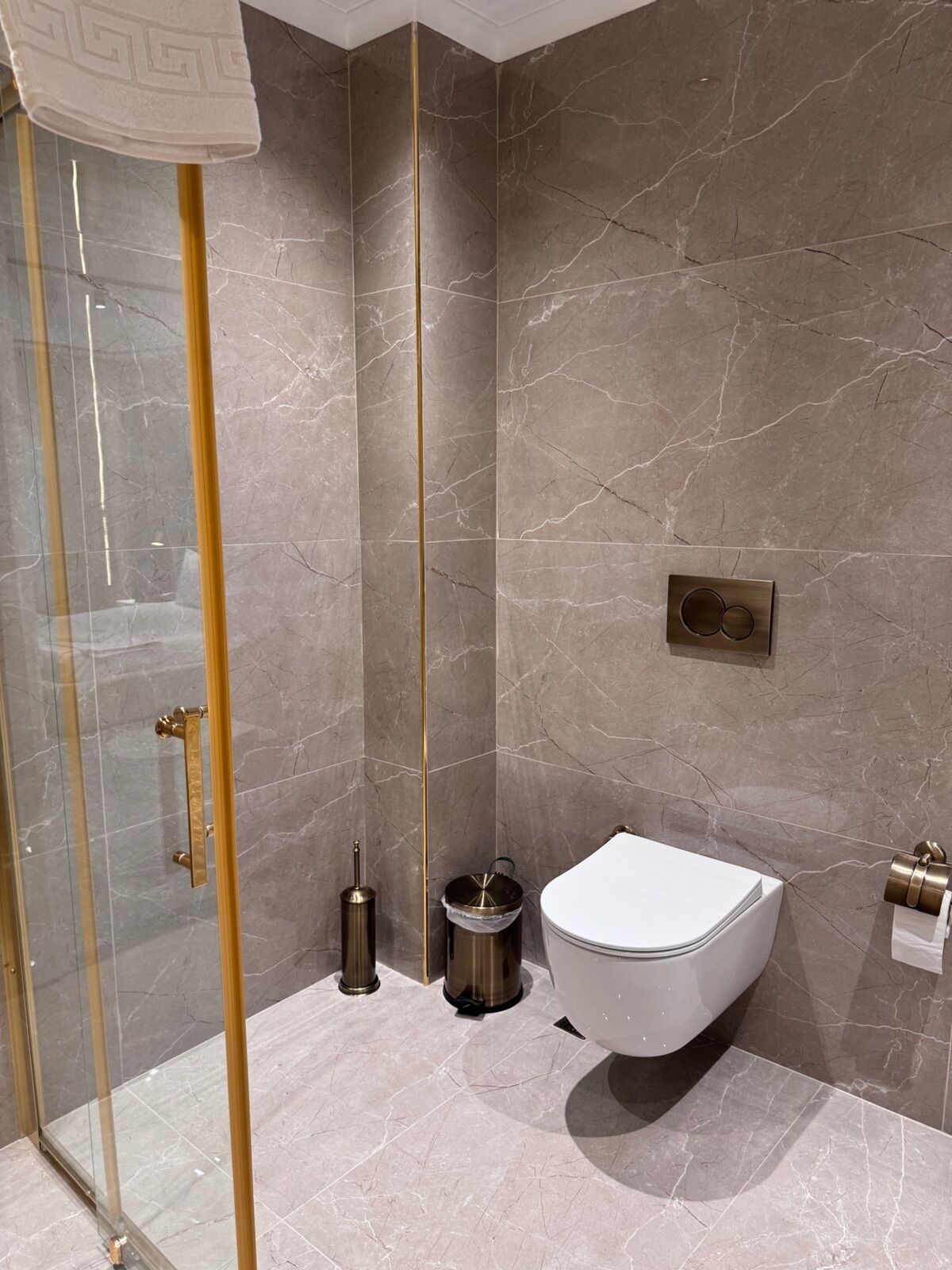 Une salle de bain moderne avec une douche à parois de verre, des toilettes et un lavabo.