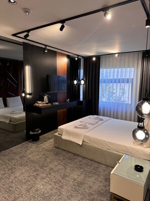 Deluxe-Doppelzimmer, 1 Schlafzimmer | Hochwertige Bettwaren, Schreibtisch, laptopgeeigneter Arbeitsplatz