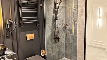 Deluxe-Doppelzimmer, 1 Schlafzimmer | Badezimmer | Duschwanne, Haartrockner, Hausschuhe, Handtücher