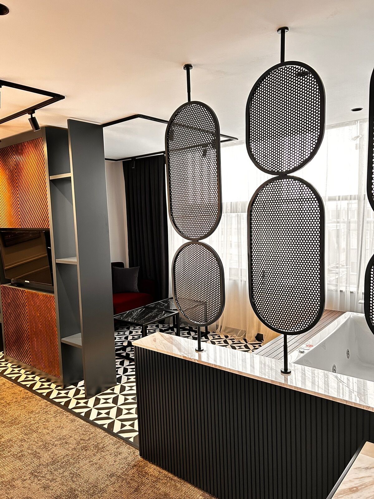 Phòng đôi Deluxe | Bộ đồ giường cao cấp, bàn, khu vực làm việc phù hợp cho laptop 