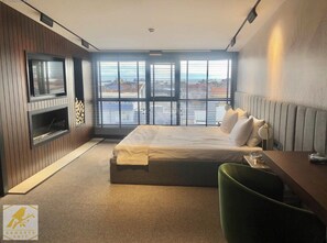 Studio Suite Deluxe, hút thuốc | 1 phòng ngủ, bộ đồ giường cao cấp, bàn 