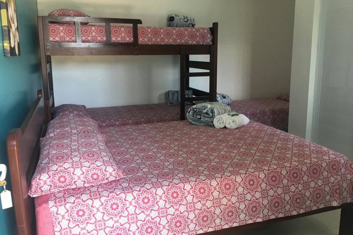 Cortinas blackout, wifi gratis y ropa de cama