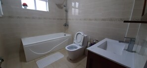 Appartement, 4 chambres | Salle de bain | Articles de toilette gratuits, chaussons, serviettes fournies