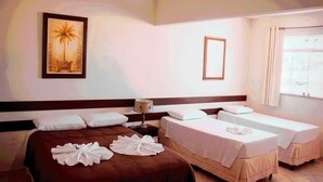 A hotel room with two beds, a ceiling fan, a framed picture, and a window with curtains. - Hotel Pais e Filhos (São João del Rei)