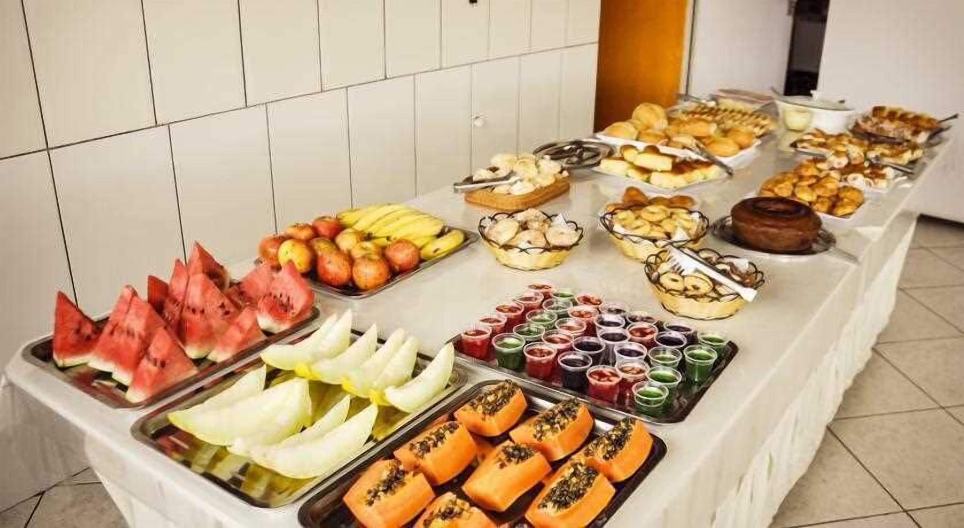Café da manhã com buffet grátis todos os dias