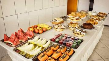 Café da manhã com buffet grátis todos os dias
