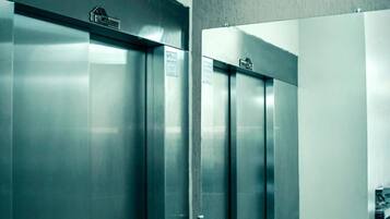 Chuveiro, secador de cabelo (mediante solicitação), toalhas de banho