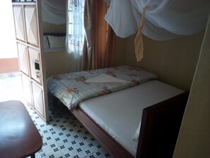 Single Room | Free WiFi, bed sheets - Small Villa Gardens (Kabati)