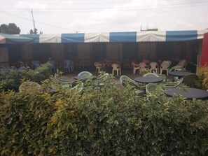 Outdoor dining - Small Villa Gardens (Kabati)