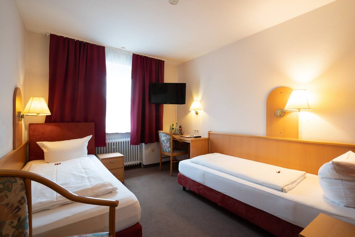 Basic Twin Room | Desk, WiFi (free), bed sheets