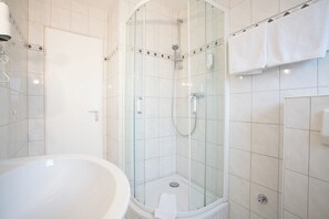 ห้องคอมฟอร์ทสำหรับสี่ท่าน | ห้องน้ำ | ฝักบัว, ไดร์เป่าผม, ผ้าเช็ดตัว