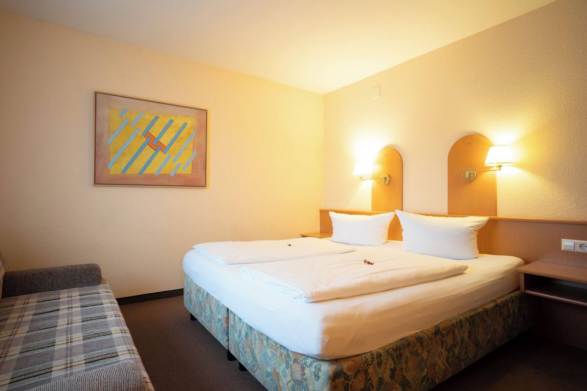 Comfort Triple Room, 1 King Bed with Sofa bed | Desk, WiFi (free), bed sheets