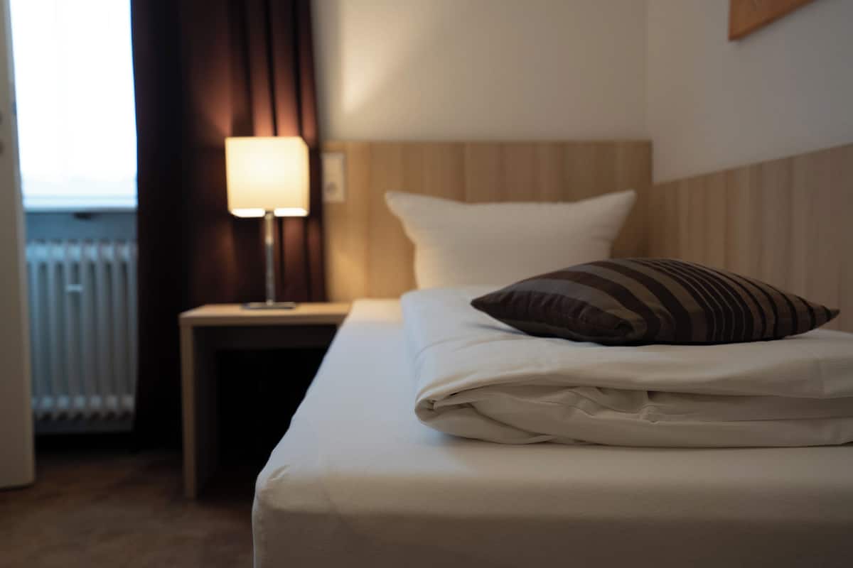 Escritorio, wifi gratis, ropa de cama