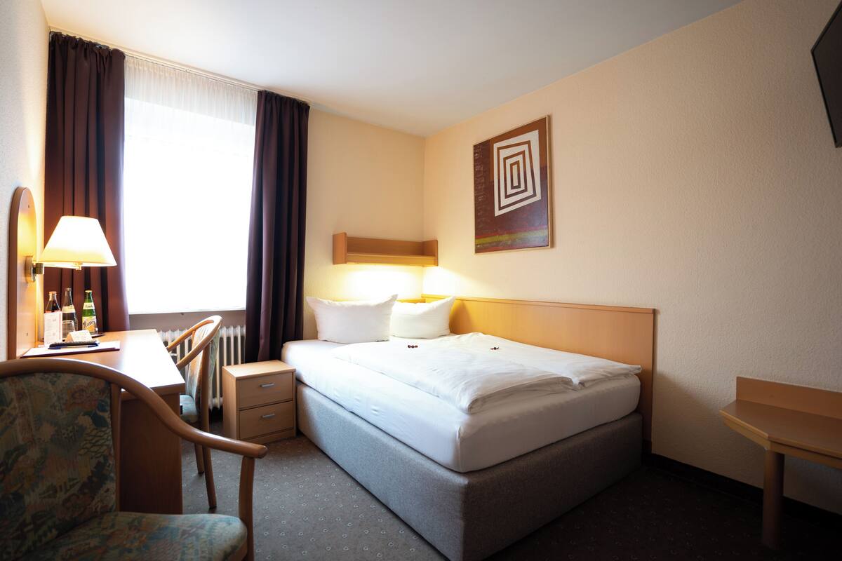 Basic Double Room | Desk, WiFi (free), bed sheets